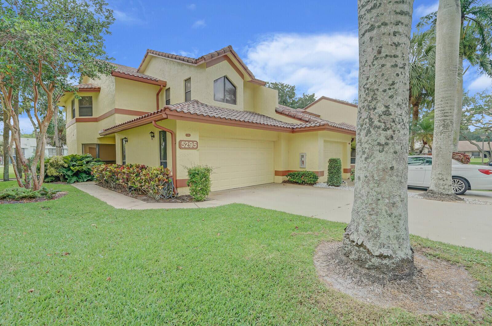 Great 3 bedroom 2. 5 bath, 2 car garage corner townhome located in Delray's Boca Delray Country Club.