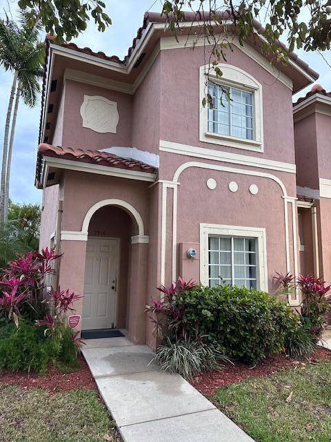 DESIRABLE END UNIT Townhome in the center of Tamarac.
