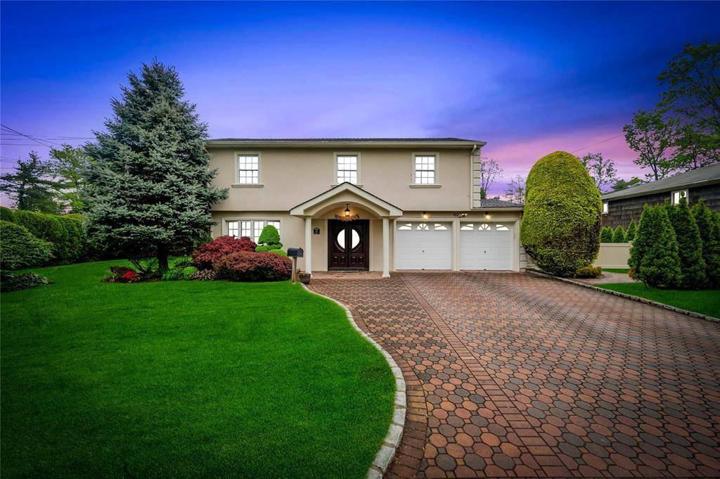 Welcome to this Splendid split level home in the heart of Rosslyn, boasting five spacious bedrooms and two and a half bathrooms.
