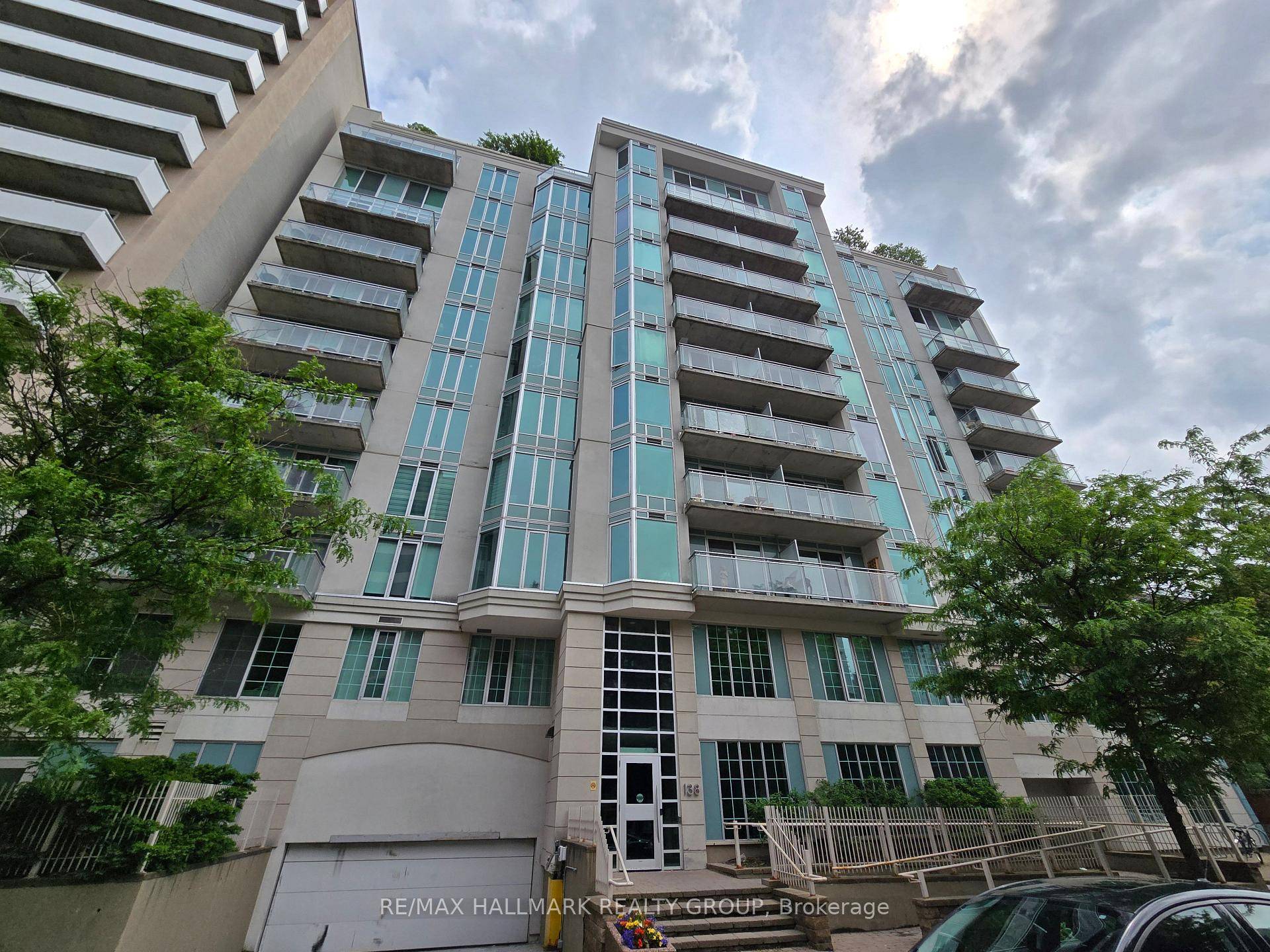 Located in the heart of Ottawa, this bright and spacious 1 bedroom, 1 bathroom condo offers 630 sq ft of well designed living space.