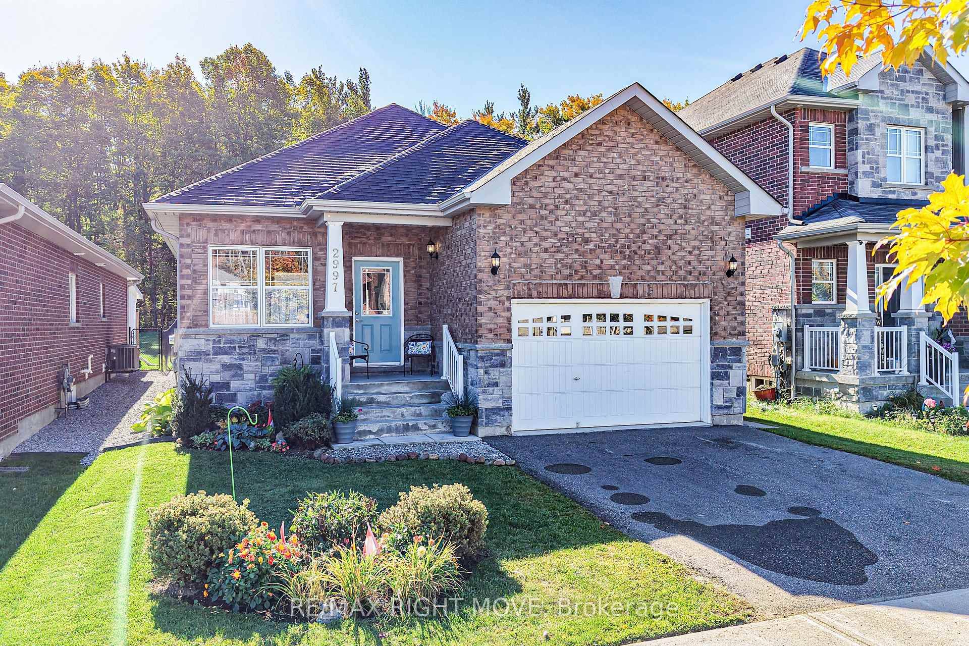 Welcome to 2997 Stone Ridge Boulevard a modern all brick bungalow in Orillia's desirable West Ridge community.