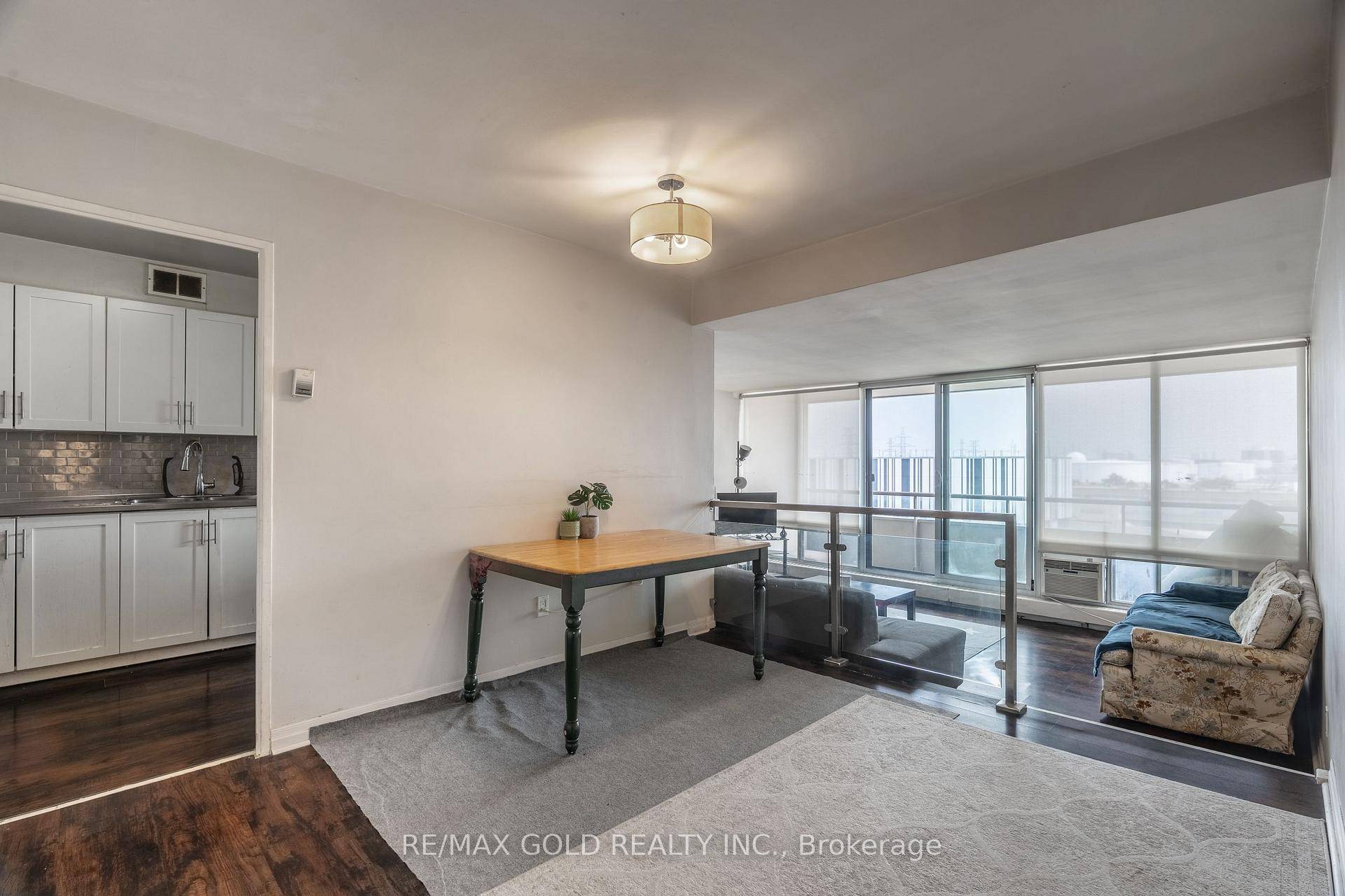 Experience inspired living in this beautifully renovated 2 bed, 1 bath retreat spanning just under 1, 000 sq ft in coveted York University Heights.