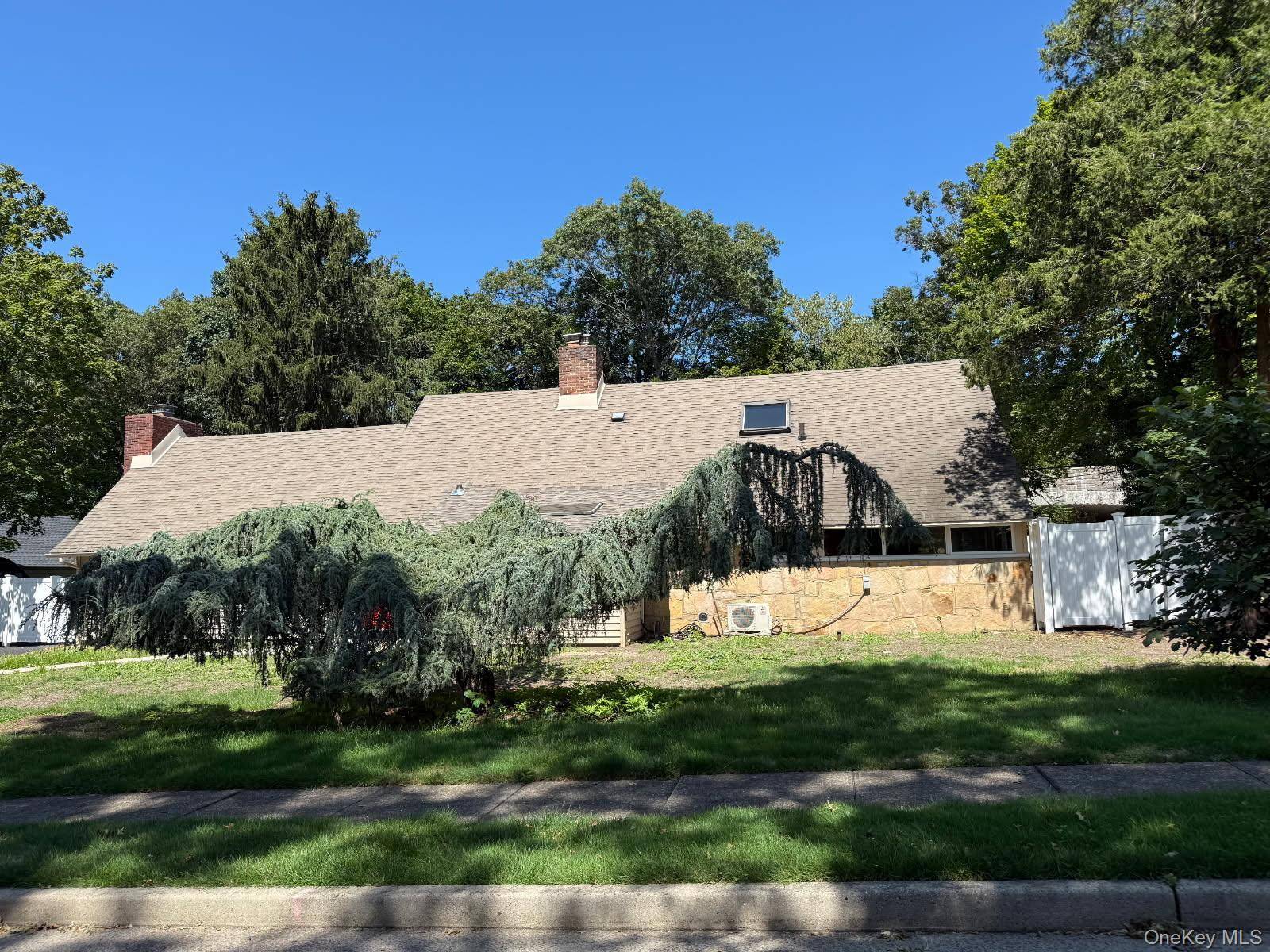 Welcome to 81 Carriage Lane located in highly sought after community.
