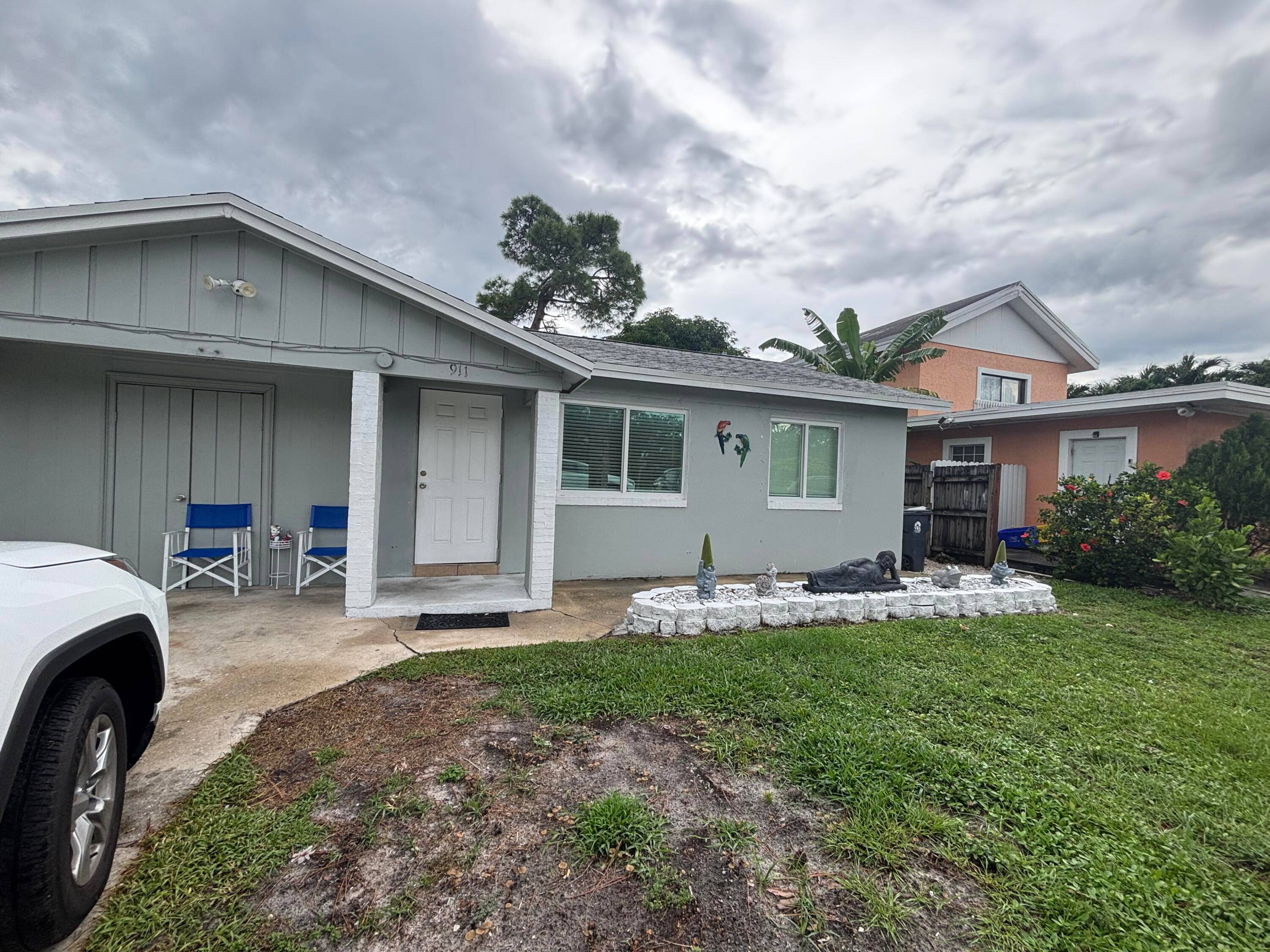 Don't miss this opportunity to own a home in the heart of Lake Worth !