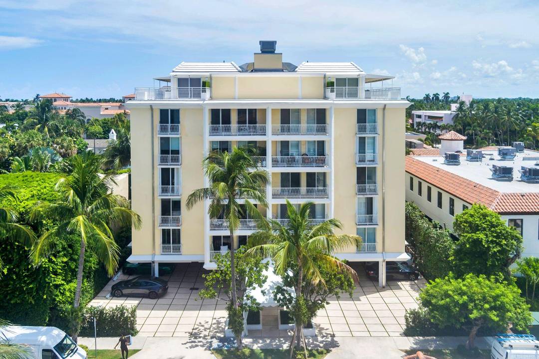 This beautiful in town apartment offers the perfect blend of comfort and style in a prime Palm Beach location.