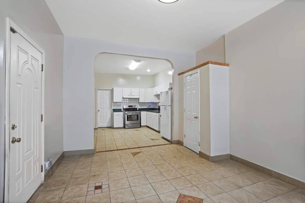 Fantastic Investment Opportunity in Prime Brooklyn Location Discover this meticulously maintained, legal 3 family brick home located at the border of Park Slope and Gowanus.