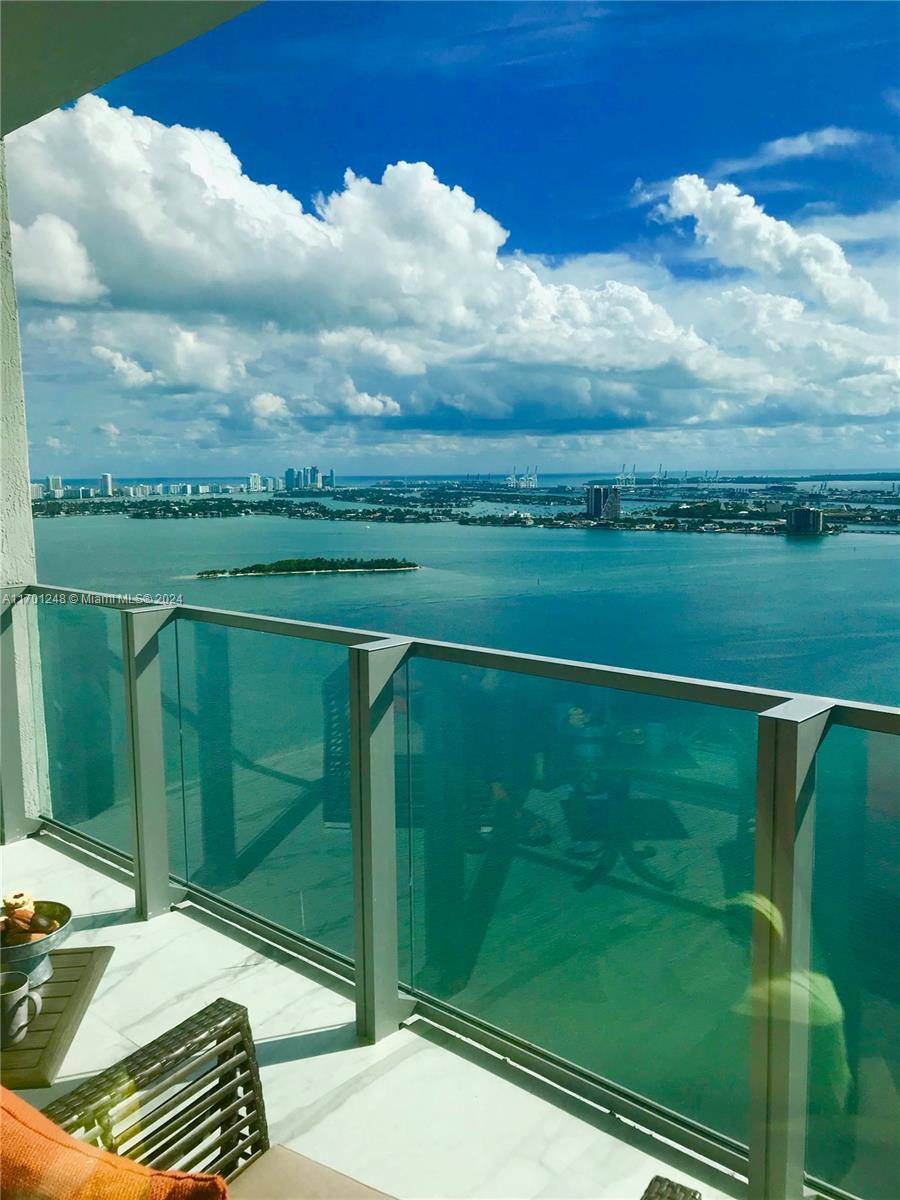 Enjoy the luxury life style with amazing Bay view.