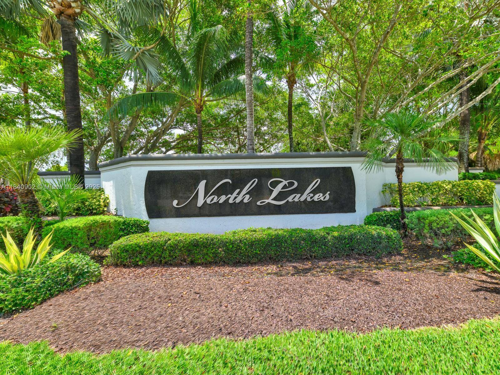 NORTH LAKES is a Great, Exclusive Community with amazing schools, conveniently located with many access roads and with an excellent RESORT STYLE in the fabulous WESTON.