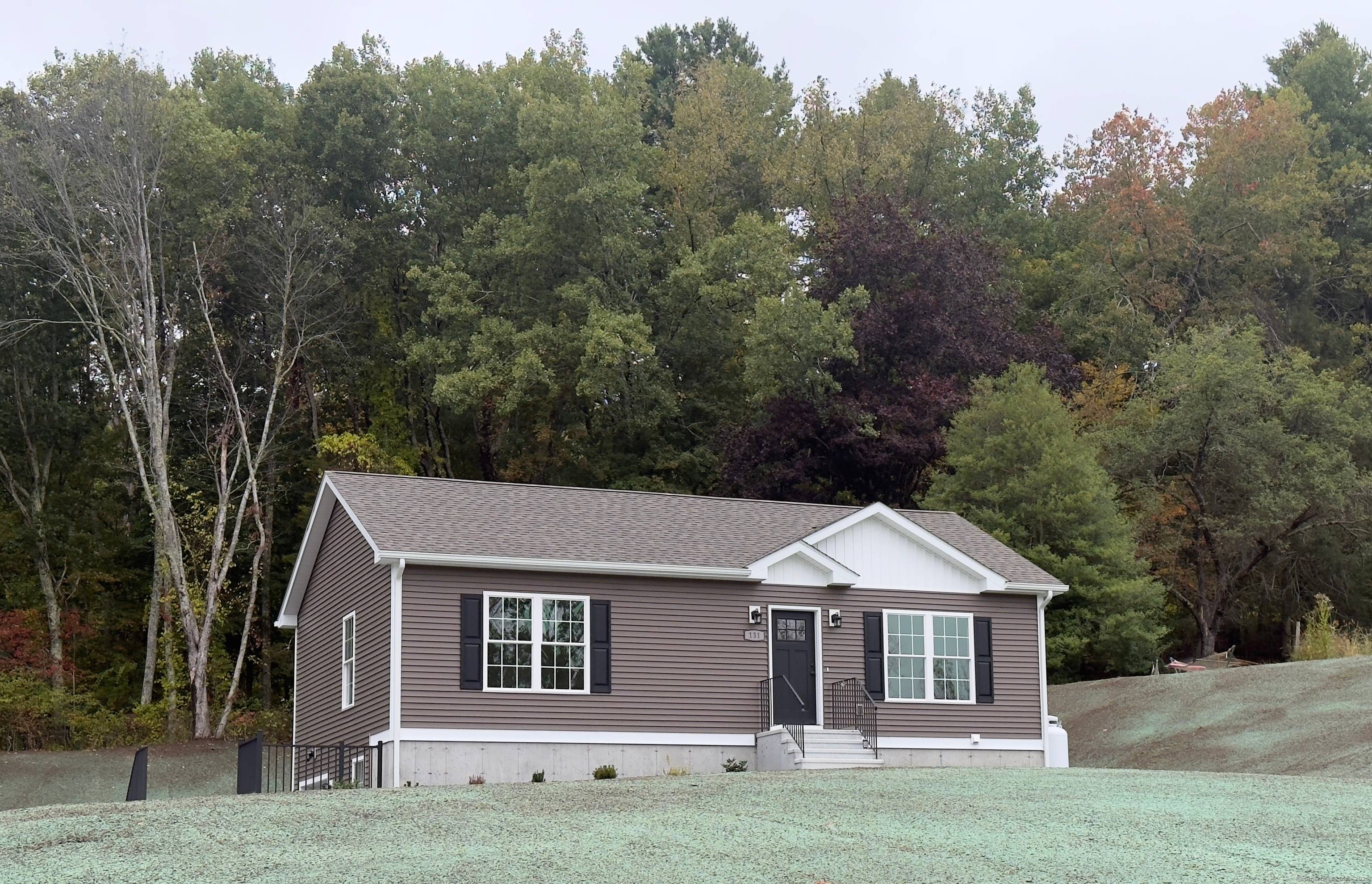 Welcome to this stunning 1700 sqft.