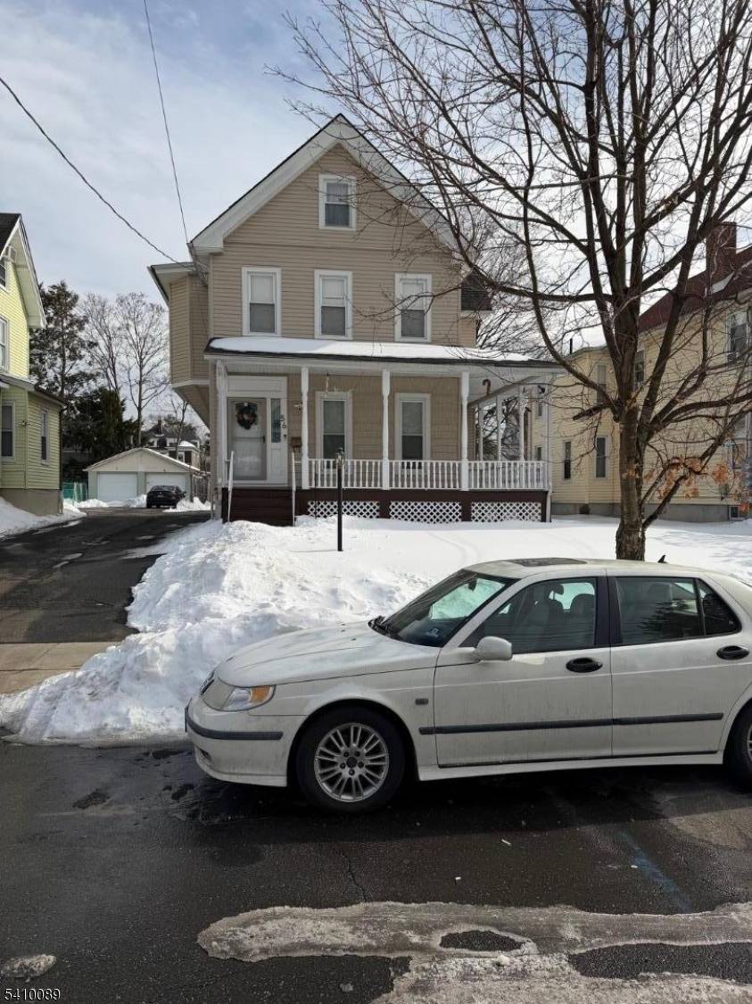 GREAT CONDITION, LARGE SIZE HOME, COLONIAL CLOSE TO TRANSPORTATION AND DOWN TOWN.