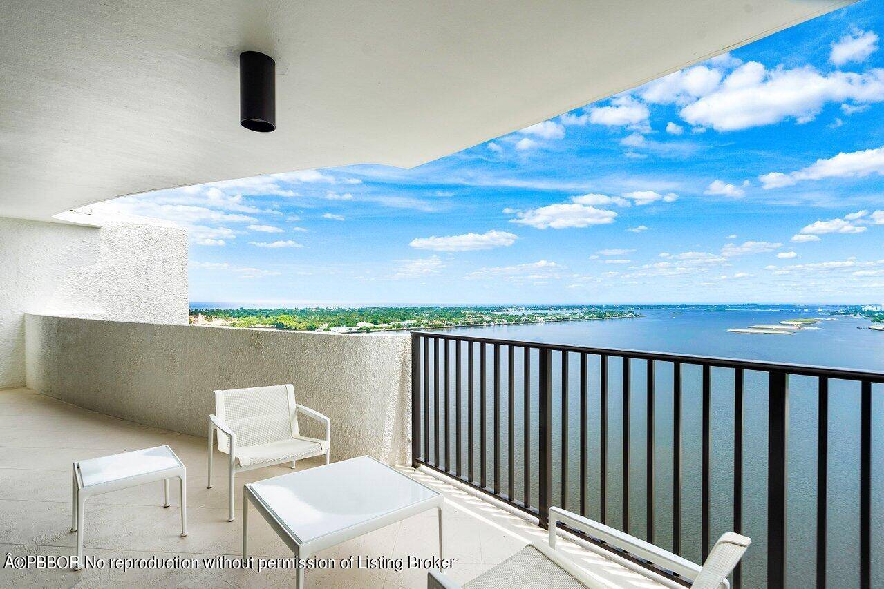 Enjoy panoramic views of the Intracoastal, Palm Beach Island, and the Atlantic Ocean from this 2 2 unit on the coveted penthouse level of the Trianon.