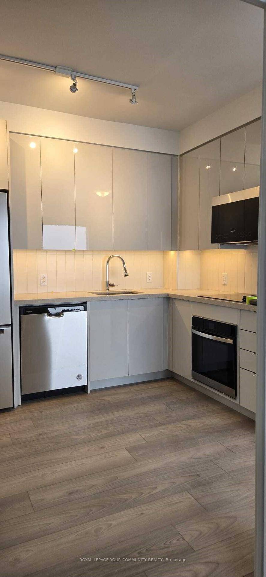 Modern 2 bedroom, 2 bathroom condo in Vaughan corporate center.