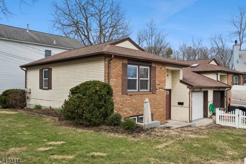 Charming corner unit half duplex featuring 2 bedrooms and 1.