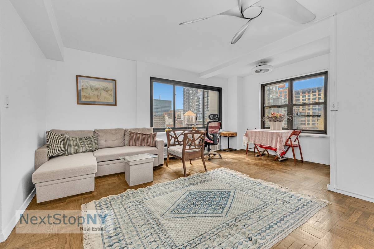 This well maintained alcove studio offers an unmatched living experience bathed in natural light.