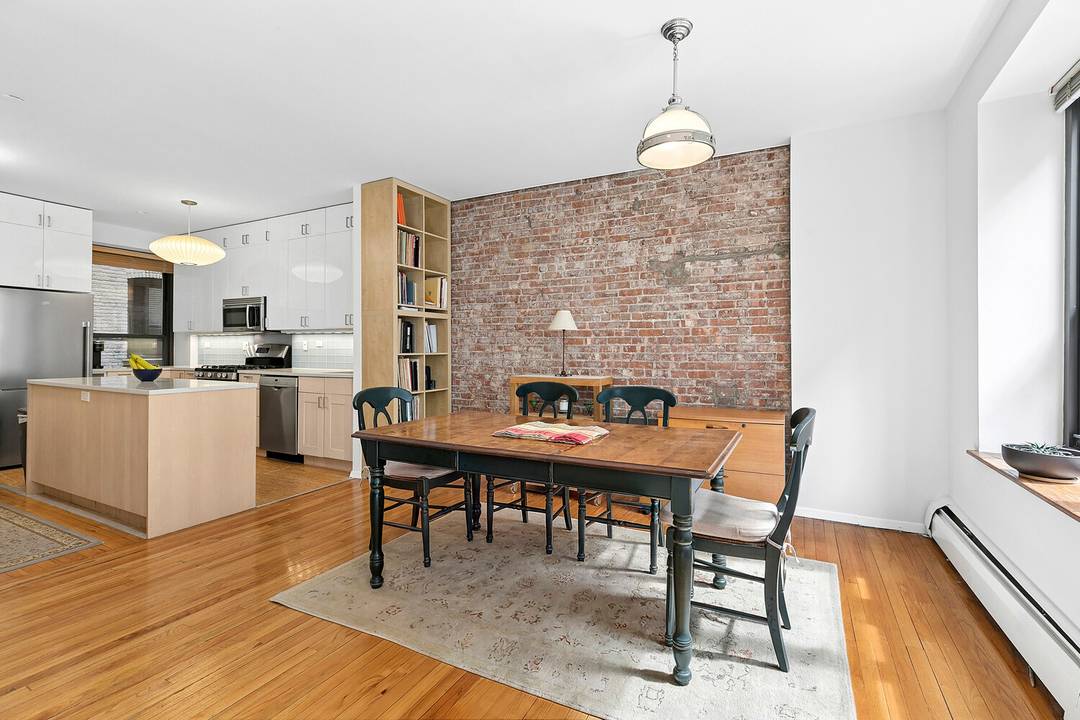 Welcome to this beautifully appointed 2 bedroom, 2 bathroom residence ideally situated on a quiet, tree lined block in the Upper West Side.