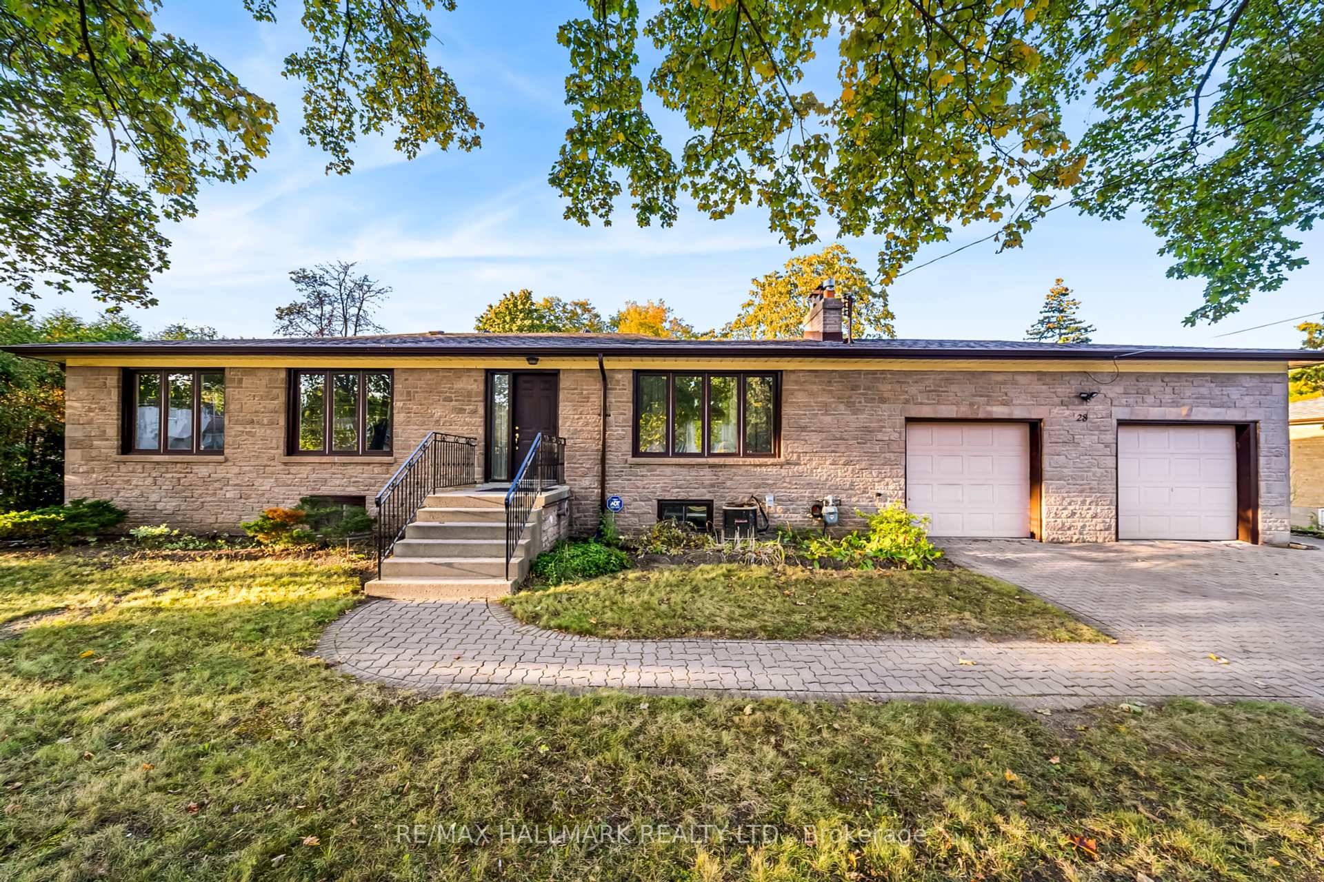 3 3 bedrooms house nestled in a tranquil and highly sought after Thornhill neighbourhood.