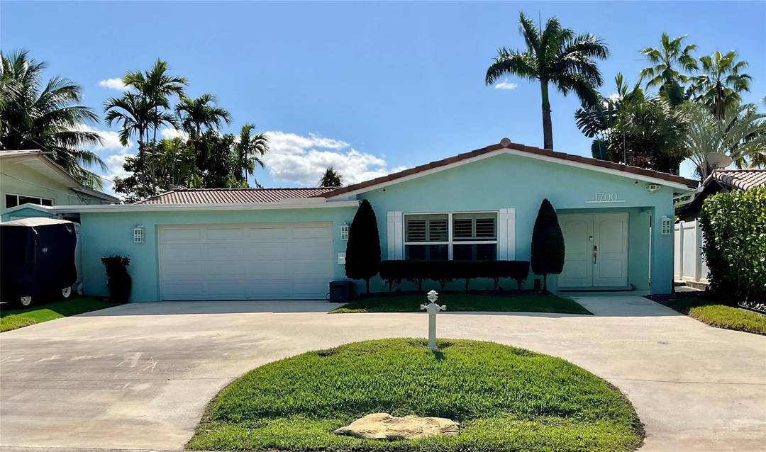 Luxury deep water waterfront home with 65 of frontage and NO fixed bridges, located in the prestigious Riverside Park neighborhood of Downtown Ft Lauderdale.