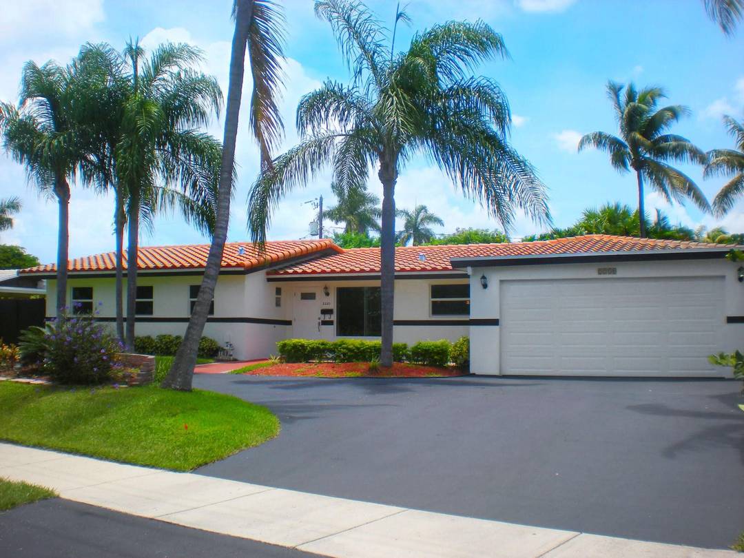 PETS ALLOWED NESTLED IN THE PRESTIGIOUS NEIGHBORHOOD OF VENETIAN ISLES, LIGHTHOUSE POINT, EAST OF US 1, THIS BEAUTIFUL SPLIT PLAN, 4 BEDROOM WITH 2 FULL MASTERBEDROOMS, 3 BATH, 2 CAR ...