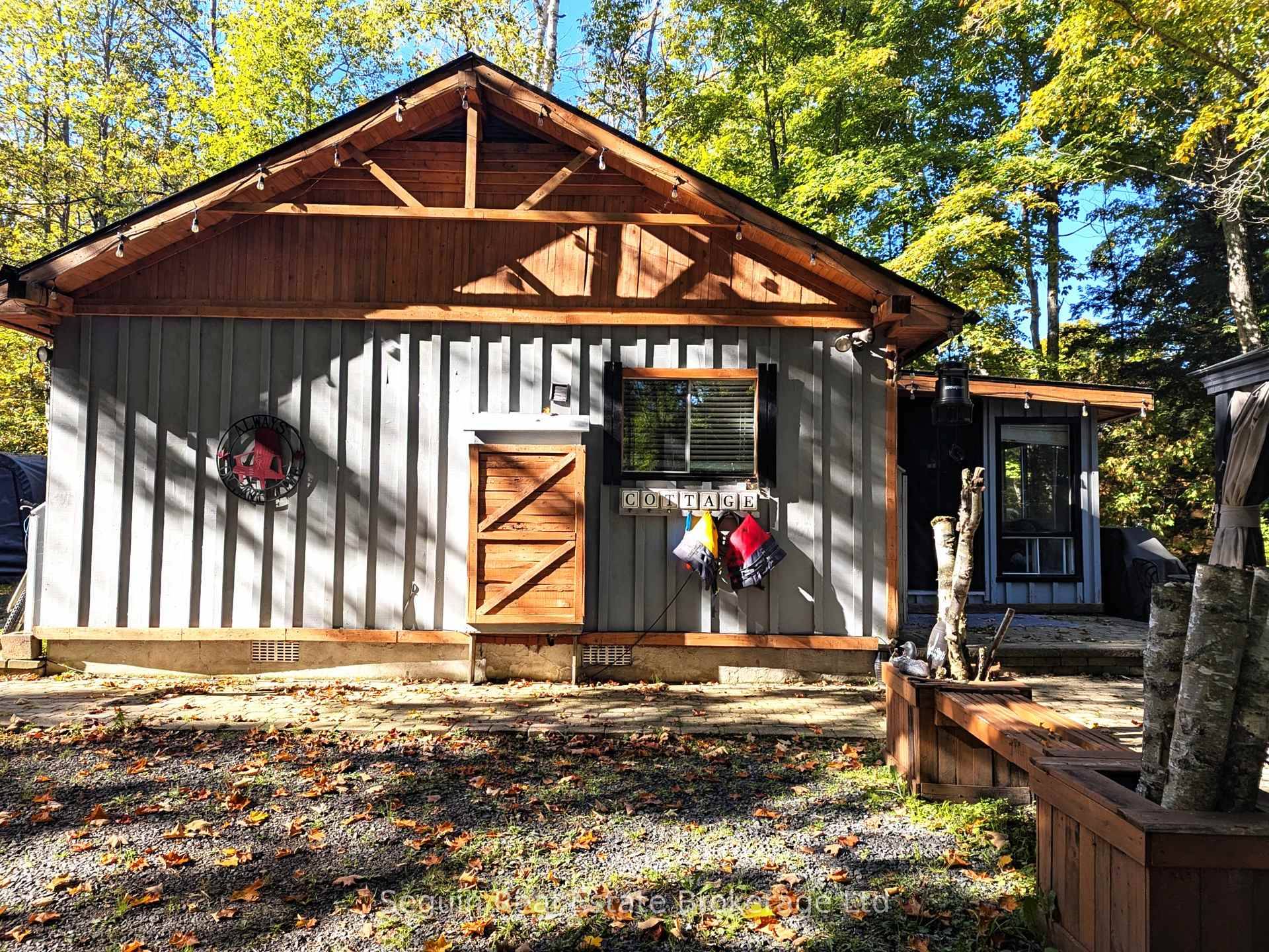 3 1 Bedroom cozy cottage nestled by the quiet lake with a sandy beach and a long lake dwelling free view.