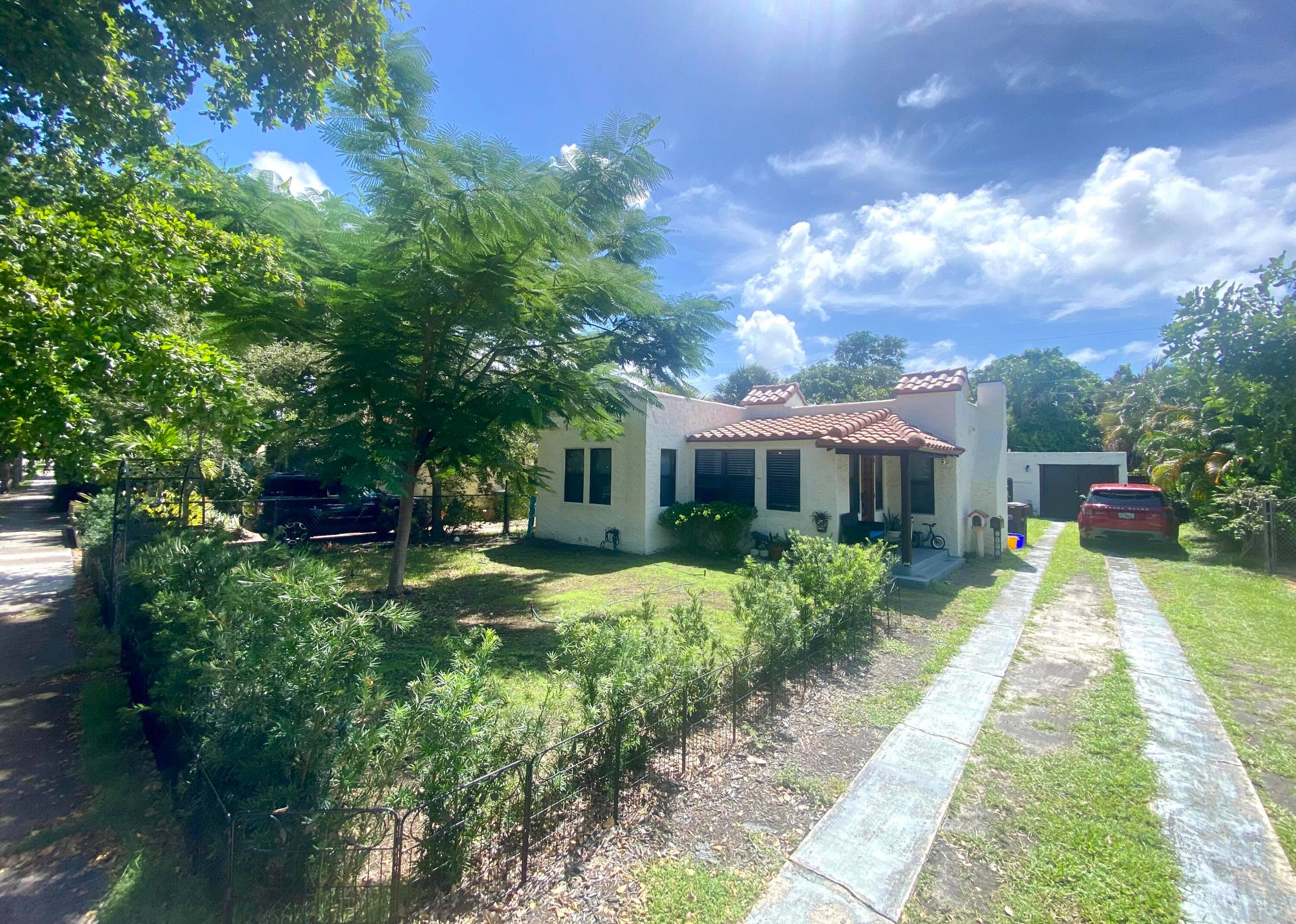 Discover this charming multi building property on beautiful Upland Road in vibrant Pineapple Park, West Palm Beach.