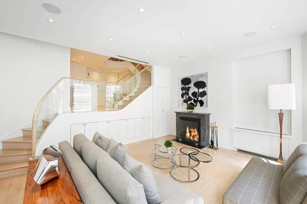 Situated in a stately limestone and brick neo Georgian townhouse, this delightful residence benefits from an ideal location, very attractive original detail, and a meticulous renovation that complements the inherent ...