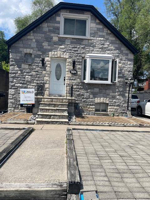 Excellent Location This detached 1 1 2 storey home with a beautiful stone front is a short walk to Bathurst St between Lawrence and 401.