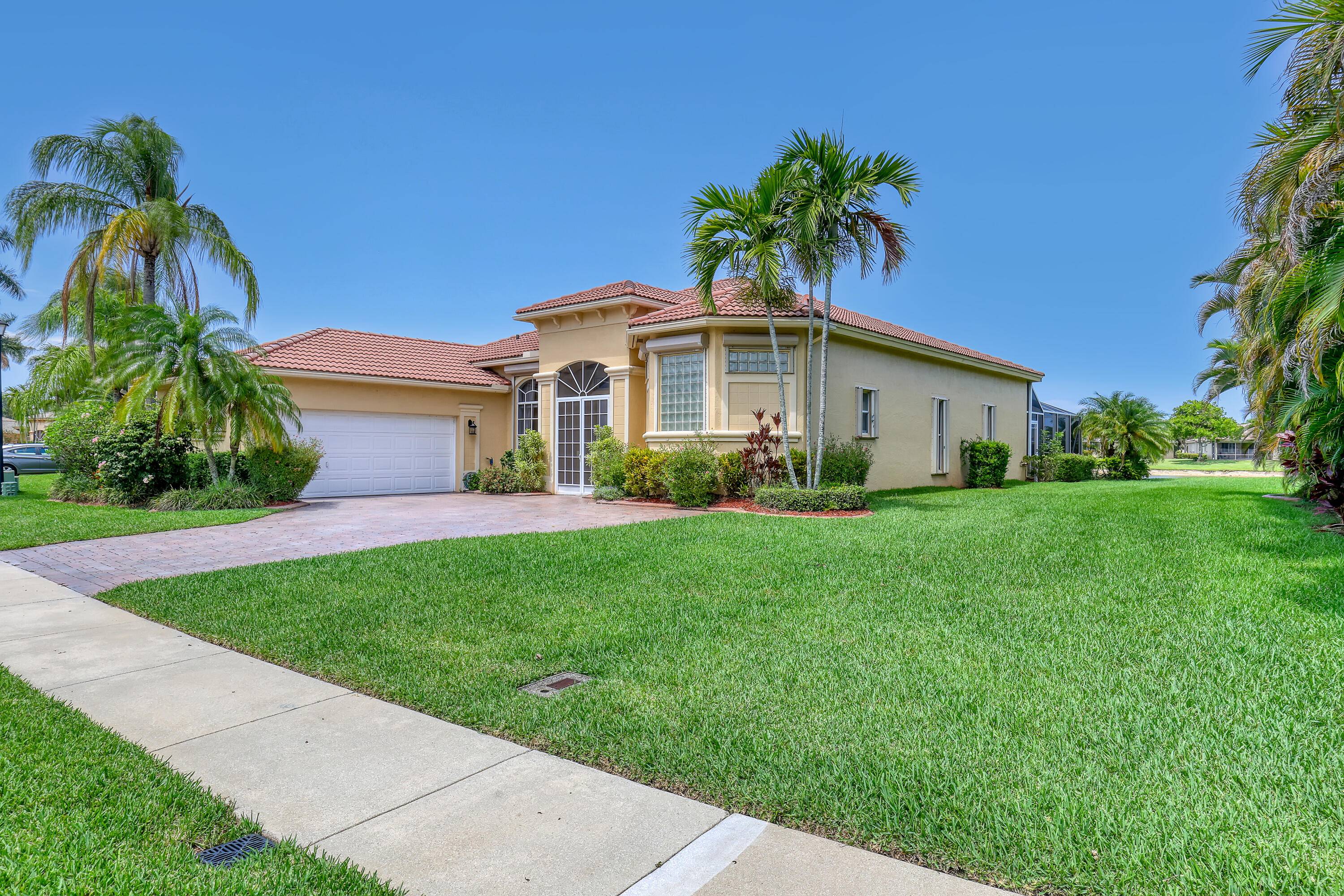 Move right into this TURNKEY LAKEFRONT POOL HOME in the Estates of Baywinds boasting a split floor plan w a primary wing 10x10 sitting area, 2 custom closets, an additional ...