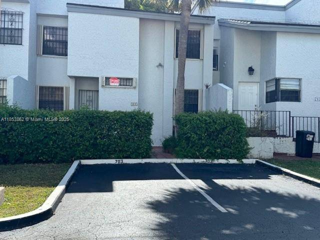 Beautiful 3 Bed 3 Bath Home in The Arboleda Prime Fountainbleau Location !