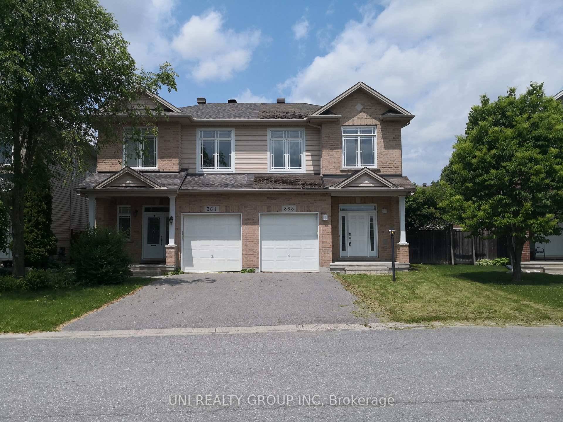 Stunning 3 bedroom, 2. 5 bathroom semi detached townhouse located in Kanata Brookside, close to DND Headquarters, High Tech Park, a grocery store, LCBO, restaurants, banks, parks and schools.