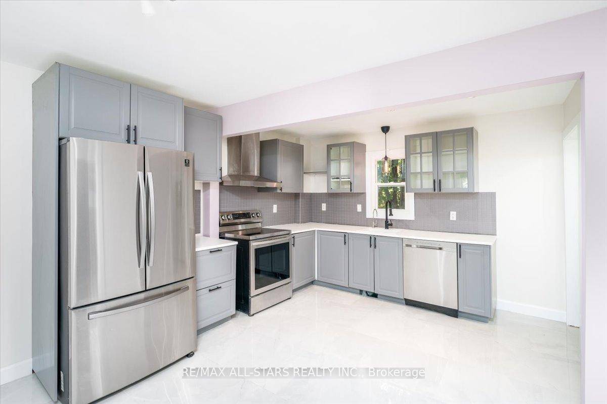 Three Bedrooms And 2 Bathrooms Renovated Bungalow In The Heart Of Beaverton.
