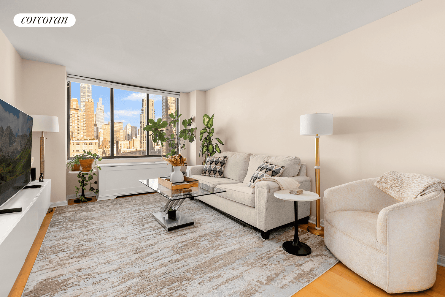 Step inside apartment 30L and get ready to be WOWED by spectacular views of Madison Square Park, the Empire State Building, the MetLife clock tower, the Chrysler building and beyond.