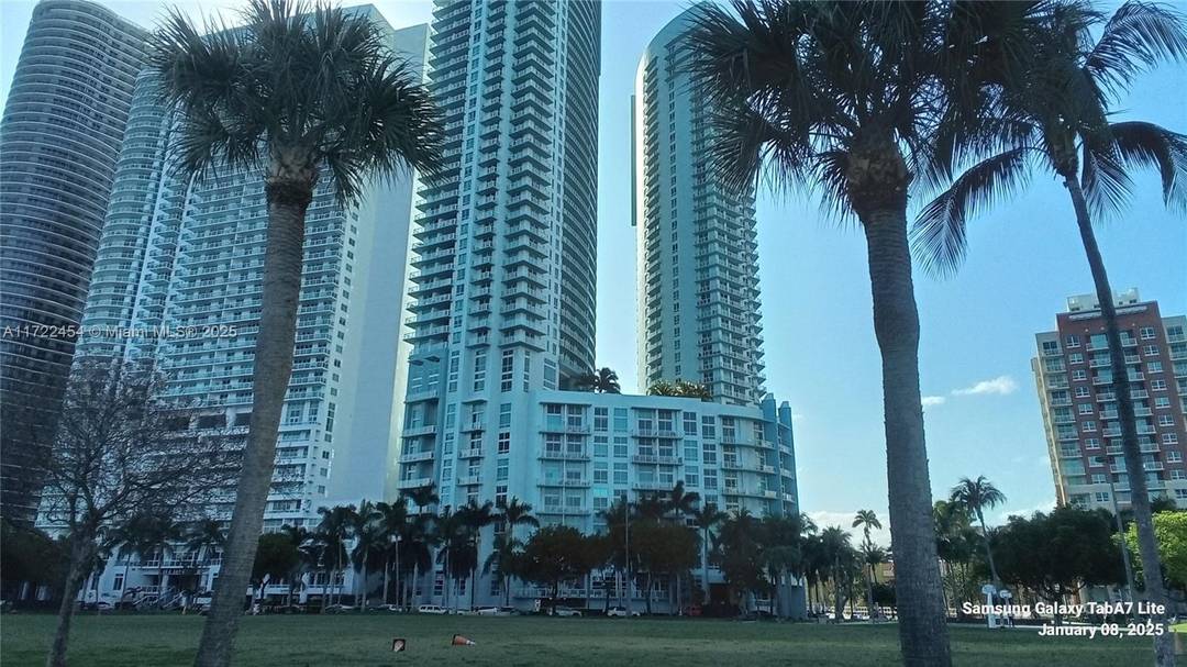 Experience Luxury Living in this high rise waterfront unit.