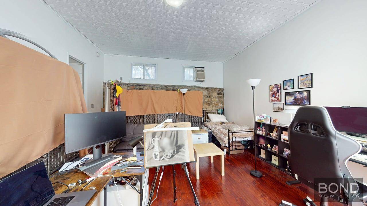 Townhouse. LOFT 2 baths. Renovated with Prewar Details.