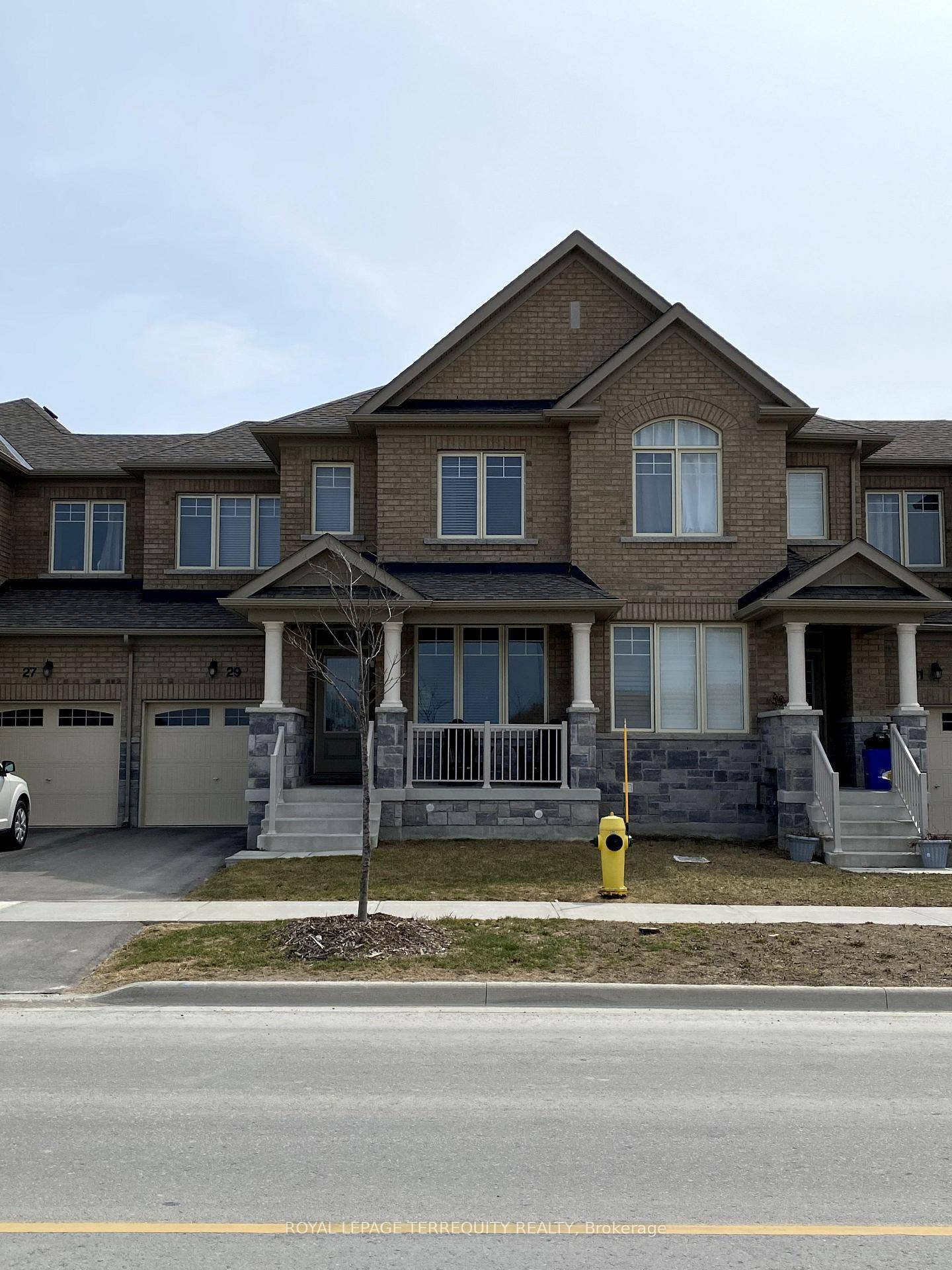 BEAUTIFUL, BRIGHT, NEWER OPEN CONCEPT FREEHOLD TOWNHOUSE CONVENIENTLY LOCATED IN EAST GWILLIMBURY.