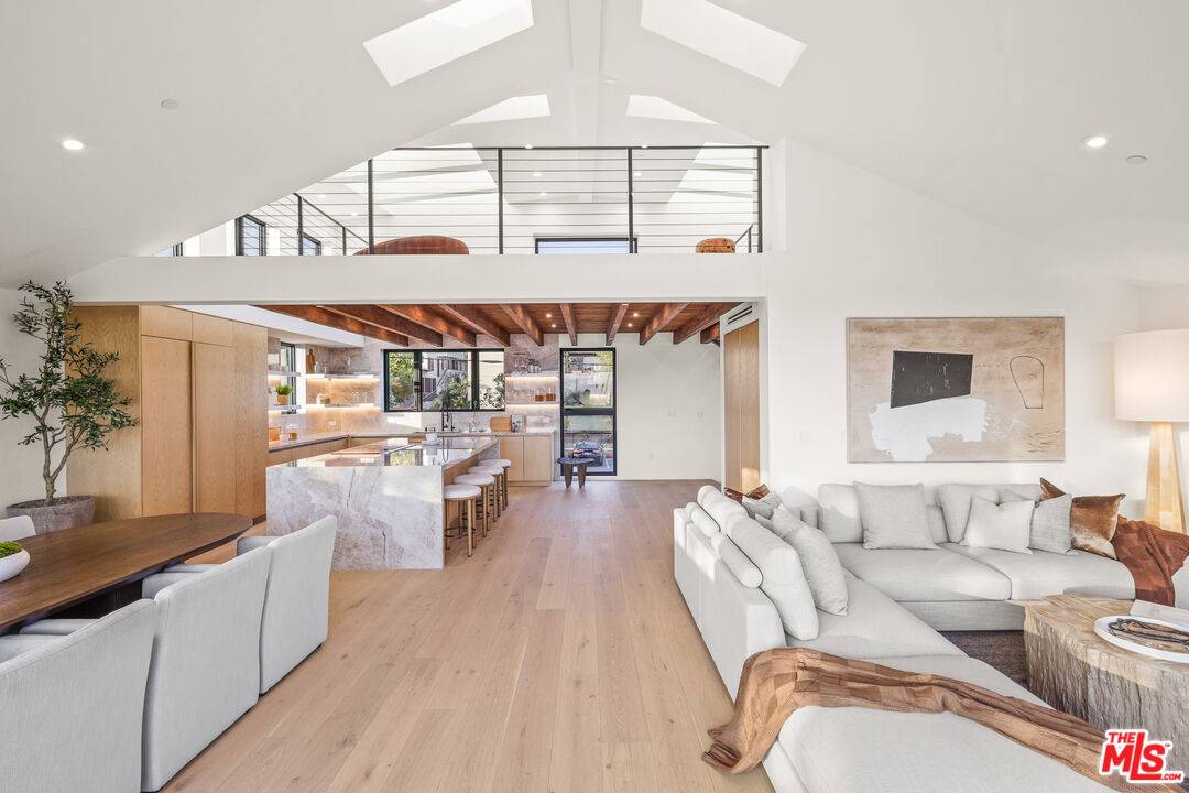 2530   Beverley Ave 4BR Santa Monica La