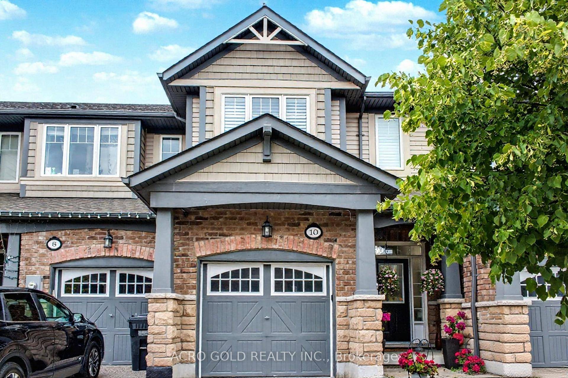 Absolutely Gorgeous 3 Bedroom Town House !
