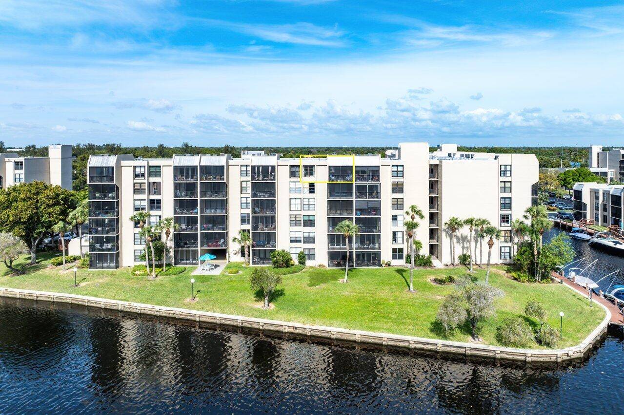 This beautiful condo is located in the staple east boca community of Boca Bayou.