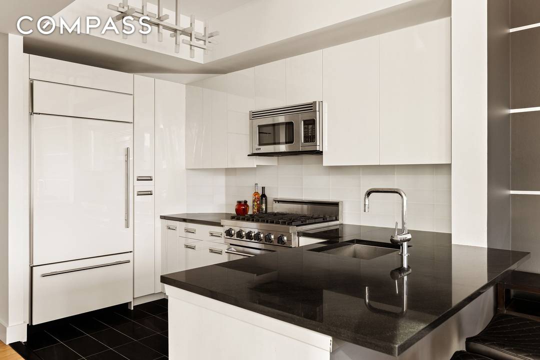This oversized one bedroom residence is set within one of Long Island City s most refined full service buildings, offering unmatched, direct views of the Manhattan skyline and East River.