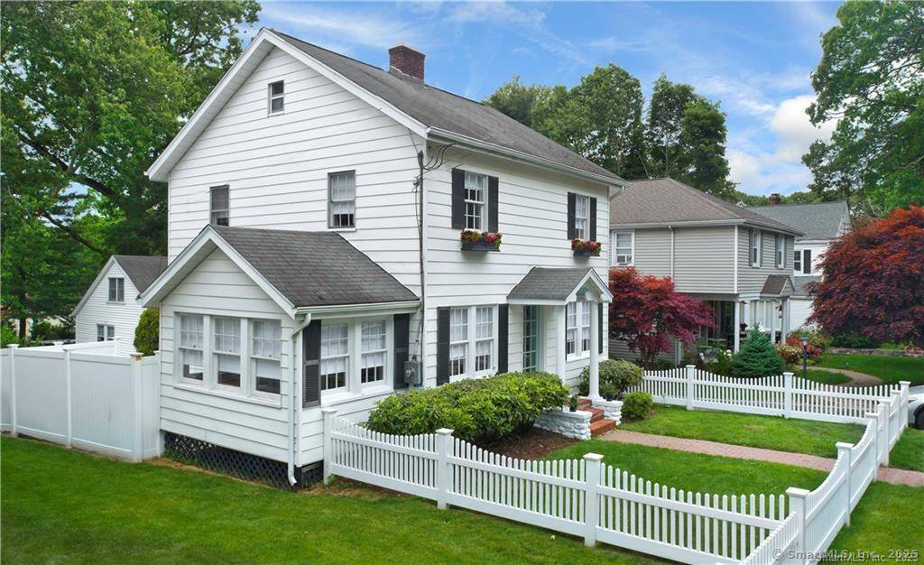 Available Sept 17th 2025 Fully Furnished Fully Stocked Rental Available Short Term Long Term.