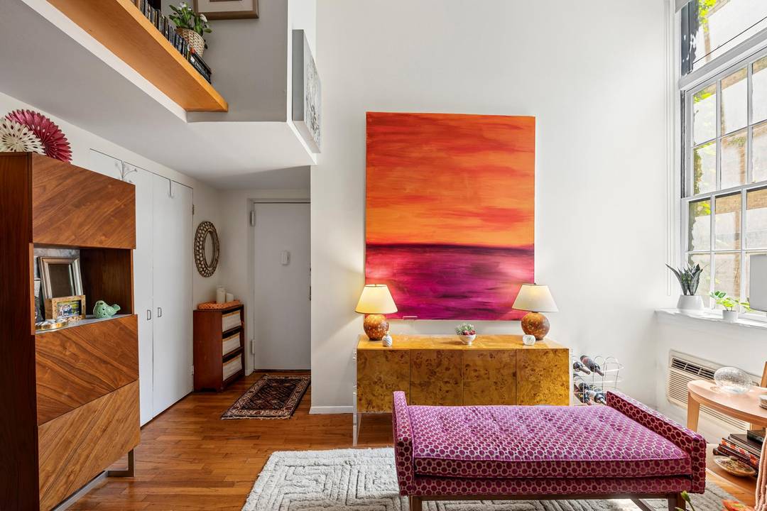 Rarely Available Chelsea Loft with Soaring Ceilings and Garden Views Discover the perfect blend of style, tranquility, and convenience in this rarely available Chelsea loft, located just one block from ...