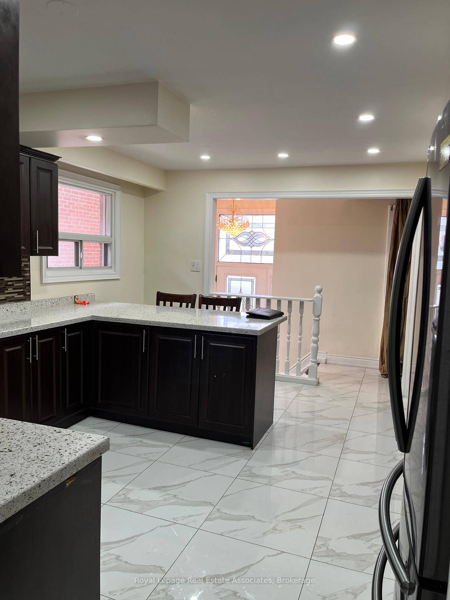 Lease this fantastic main floor apartment and enjoy a convenient, vibrant lifestyle !