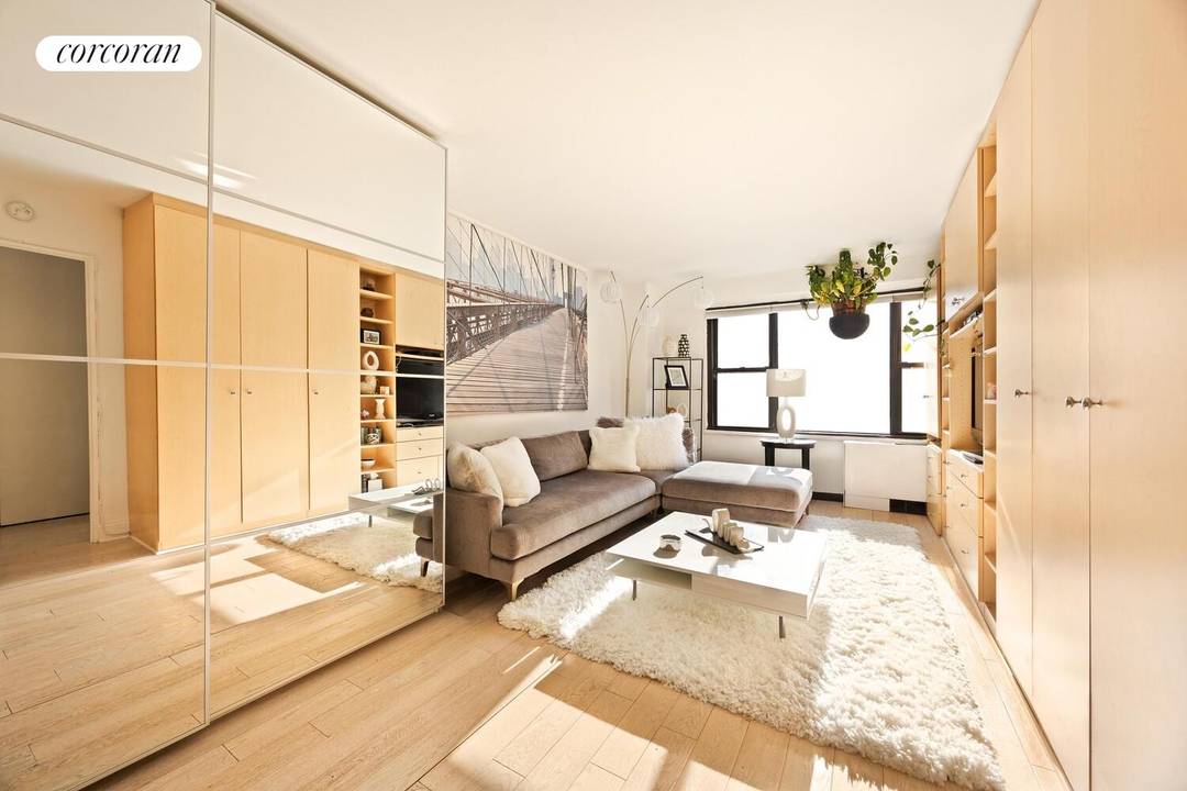 Bathed in coveted southern light, this refined junior one bedroom residence is located on the third floor of the iconic Robert Livingston Building, one of Brooklyn Heights' most distinguished full ...