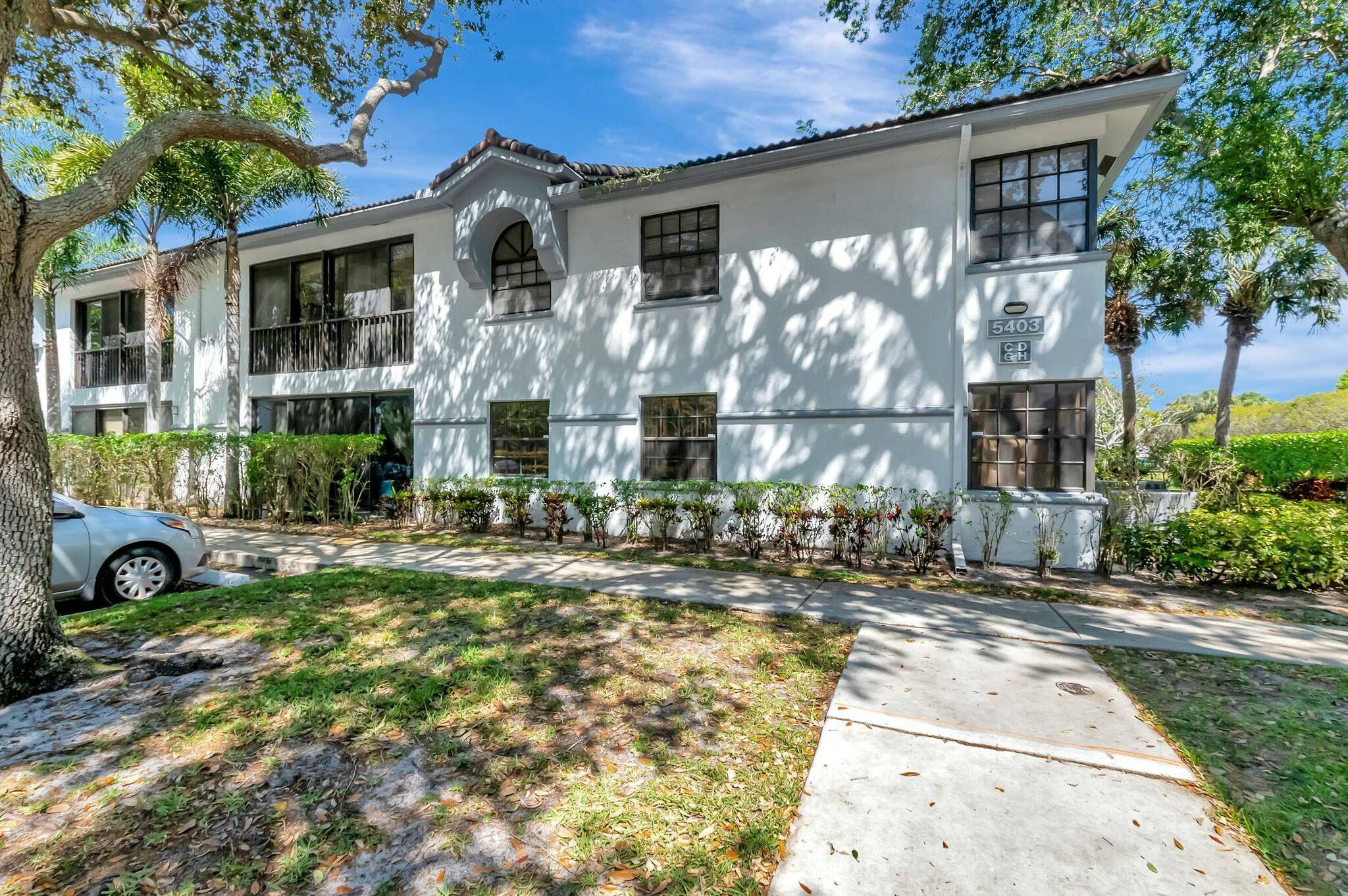 Welcome to this beautiful 3 bed, 2 bath condo in the gated community of Platina.