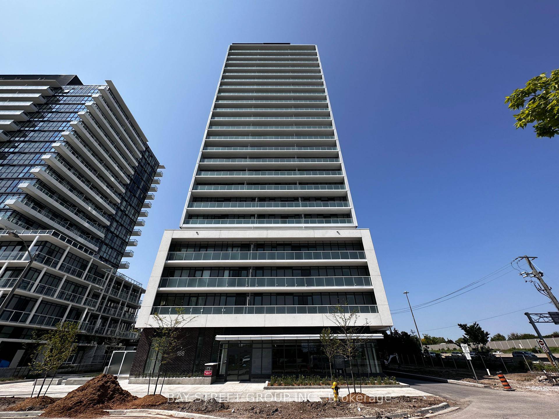 Discover modern urban living in this gorgeous 1 bedroom den, 2 bathroom unit at the brand new Verde Condos.
