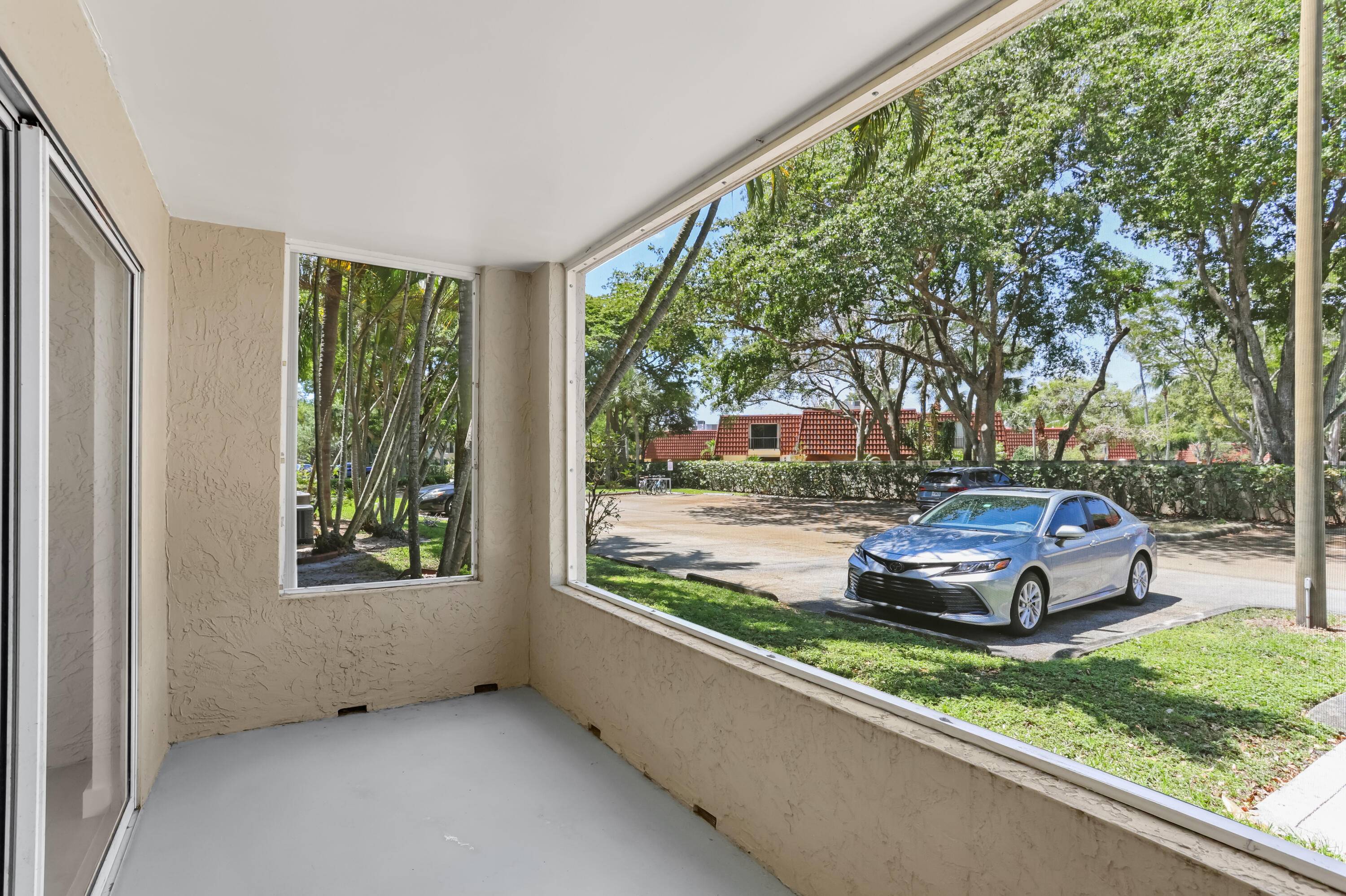 Welcome to this beautifully maintained 1 bedroom, 1 bathroom condo located in the gated community of Verano at Delray.