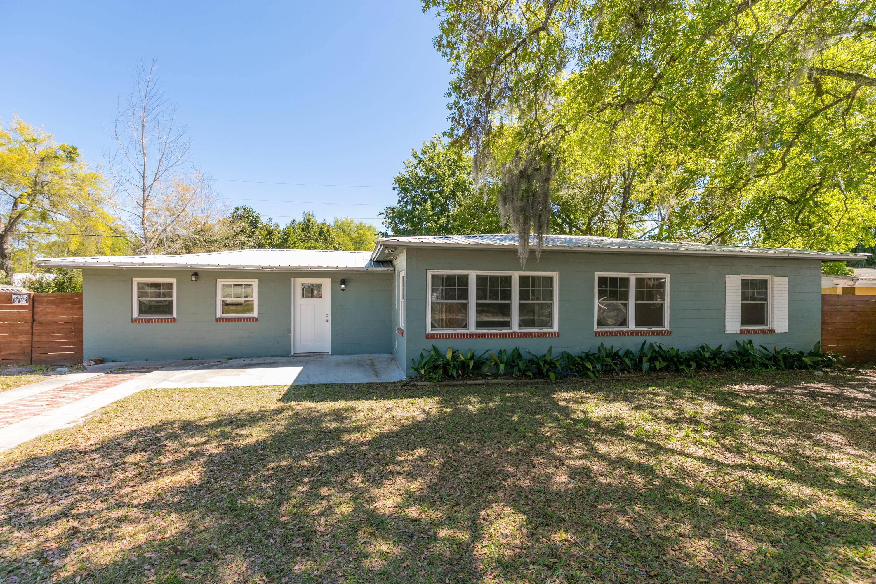 SELLER FINANCING AVAILABLE FINANCIAMIENTO DISPONIBLE 19, 999 Down 2, 480 Monthly including taxes and insurance Discover the allure of this stunning 4 bedroom, 2 bathroom sanctuary, offering 1, 332 sq.