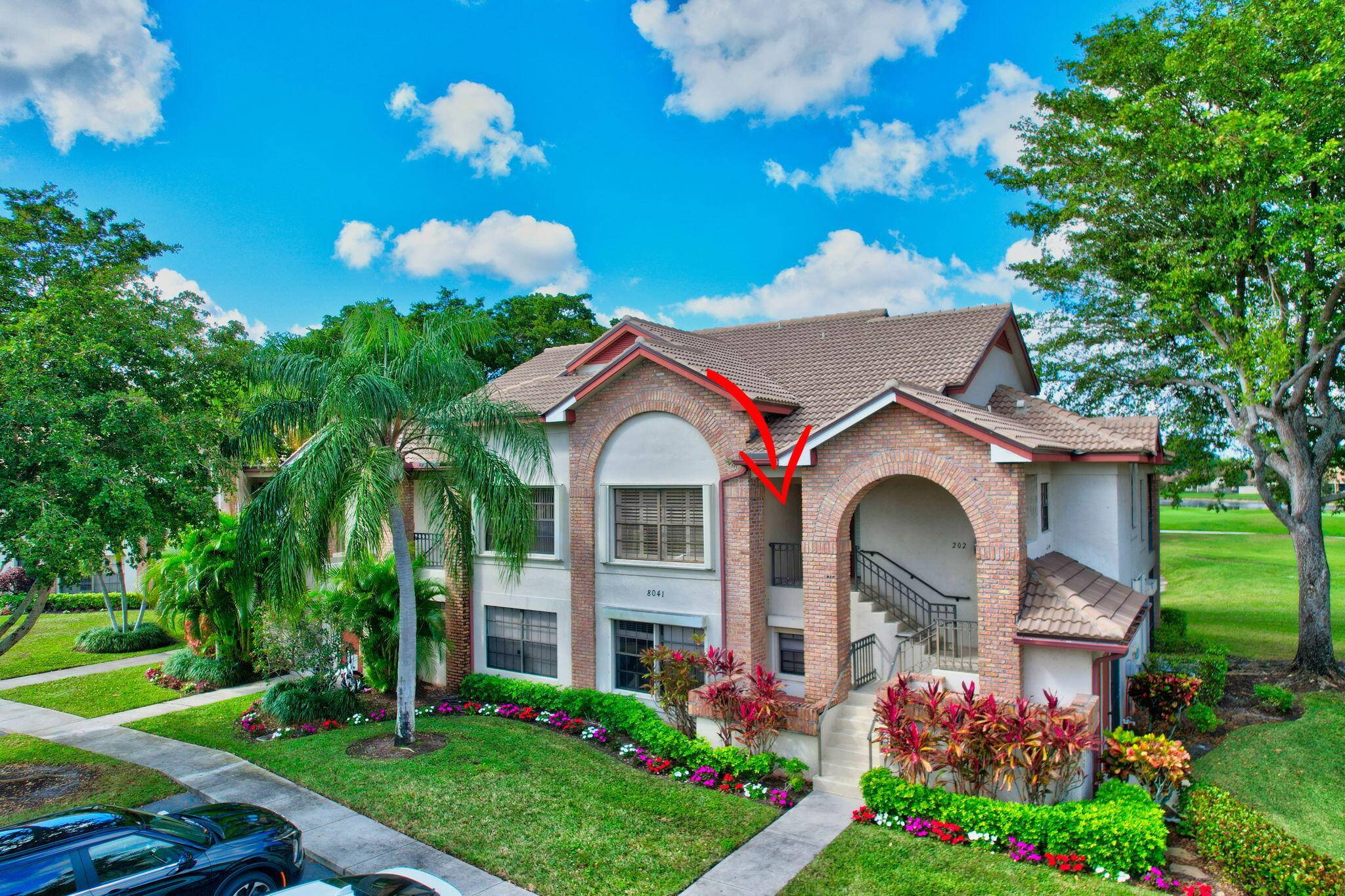 Second floor unit that sparkles when you walk in the door !