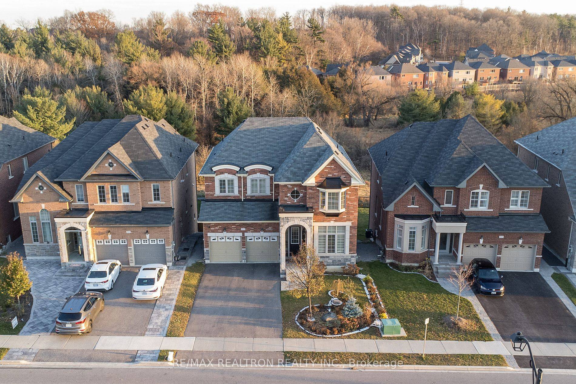 Desriable Home In Prestigious Woodland Hill Neighbourhood of Newmarket, This Property Built 2016, The Main Floor 10' Foot Ceilings, Entrance Foyer 18' Foot Ceilings, Open Concept Eye Catching Brightly Open ...