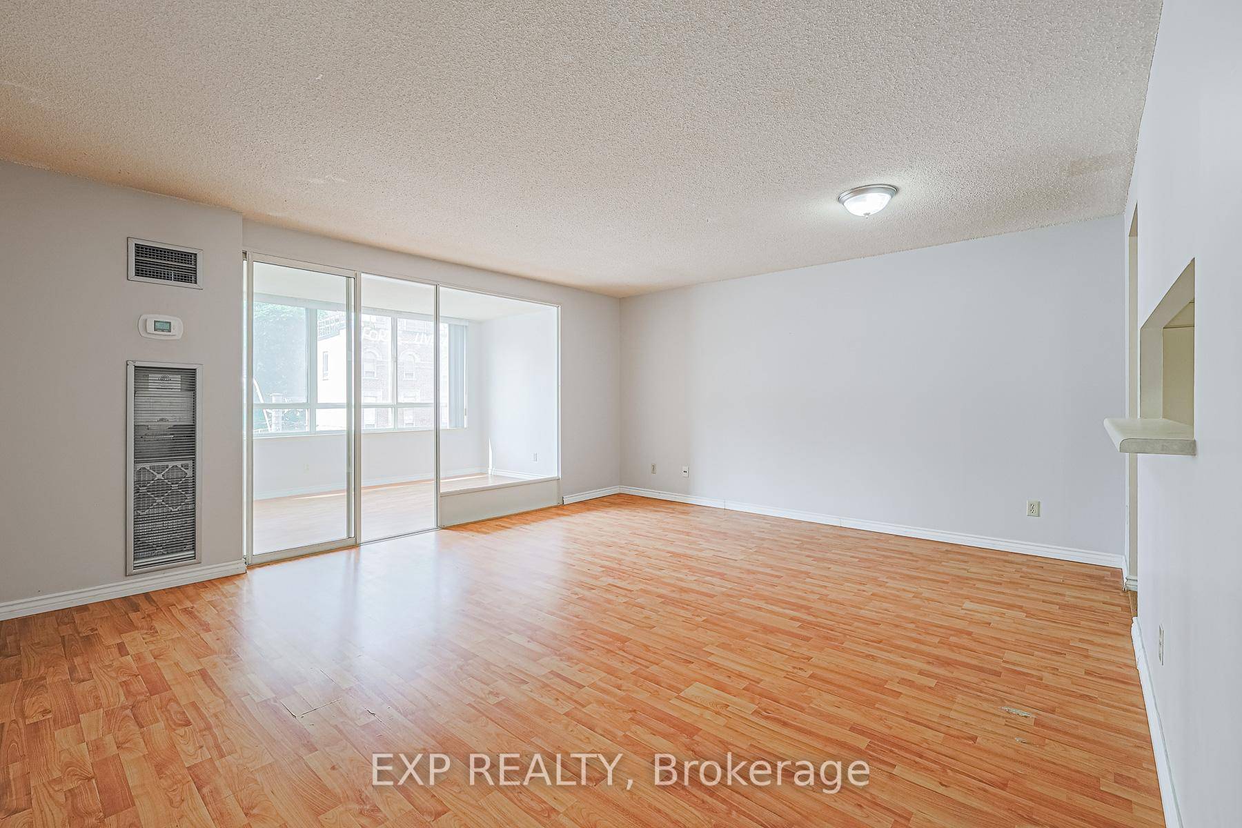 Welcome Home ! Conveniently located near Dundas and Bay, this amazing 1 Den condo has an open concept floor plan and an abundance of natural light from the large solarium.