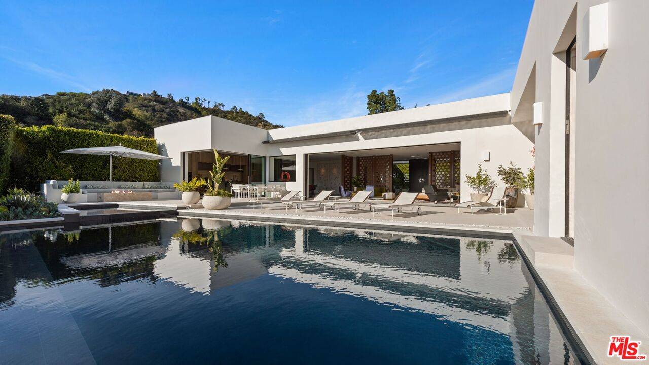 1088 N Hillcrest Rd 4BR Beverly Hills Post Office | B.H.P.O. La